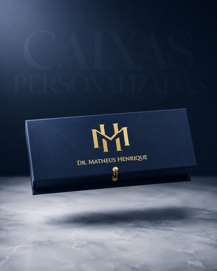 Caixa azul marinho personalizada com monograma dourado e fecho metálico