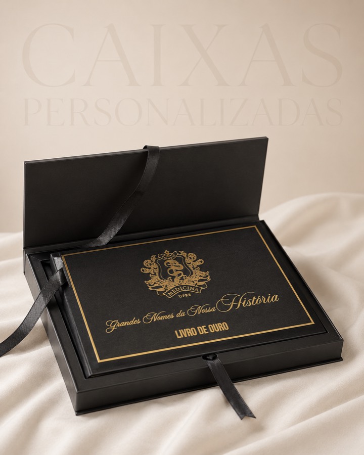 Caixa preta personalizada com livro de ouro, brasão dourado e fita de cetim