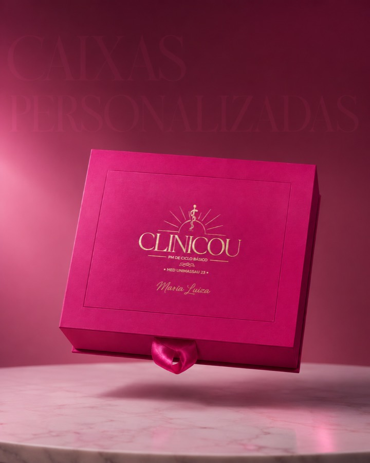 Caixa rosa personalizada com aplicação dourada e laço de cetim