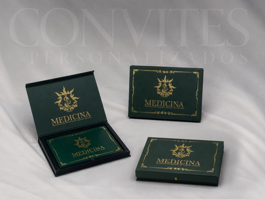 Três convites de formatura de Medicina em papel verde com brasão e detalhes em dourado